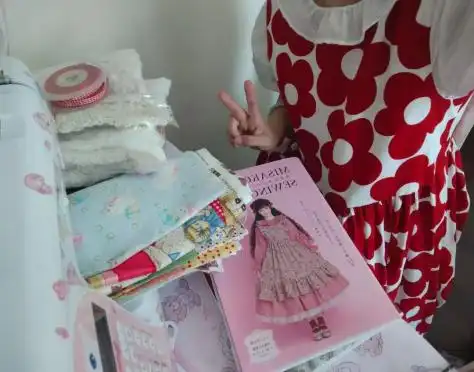 省钱还解压?年轻人DIY服装火了:200元做出千元“大牌同款”