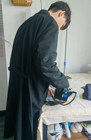 年轻人DIY服装200元做出大牌同款 成本仅为售价四分之一(2) 年轻人DIY服装200元做出大牌同款 成本仅为售价四分之一(2)