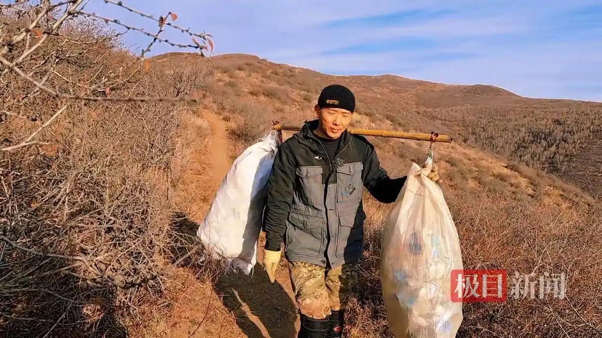 内蒙古一银行员工节假日进山捡垃圾,10年捡了10万多个饮料瓶:每年定1万个瓶子等小目标,想提醒更多人爱护环境