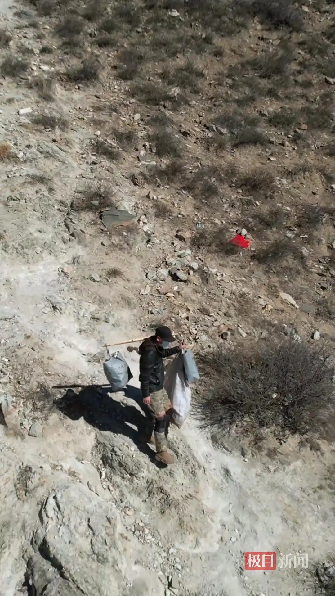 内蒙古一银行员工节假日进山捡垃圾,10年捡了10万多个饮料瓶:每年定1万个瓶子等小目标,想提醒更多人爱护环境