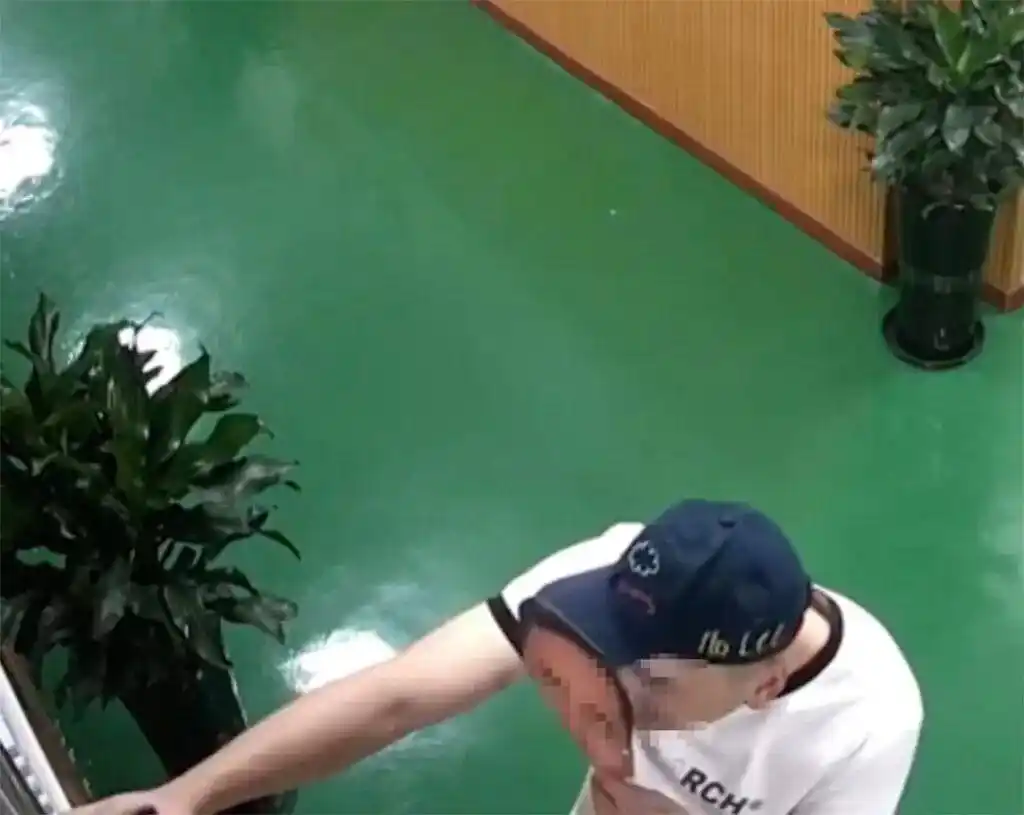 社区书记使用人脸面具打卡_多名干部被指用“人脸面具”刷考勤_龙港市李家垟社区干部考勤作假