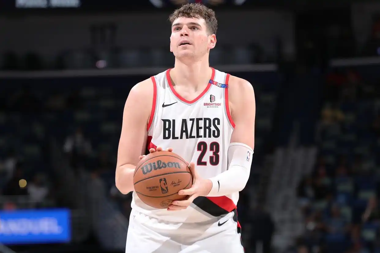 霍勒迪27+8,杨瀚森2分,马尔卡宁32分,开拓者险胜爵士