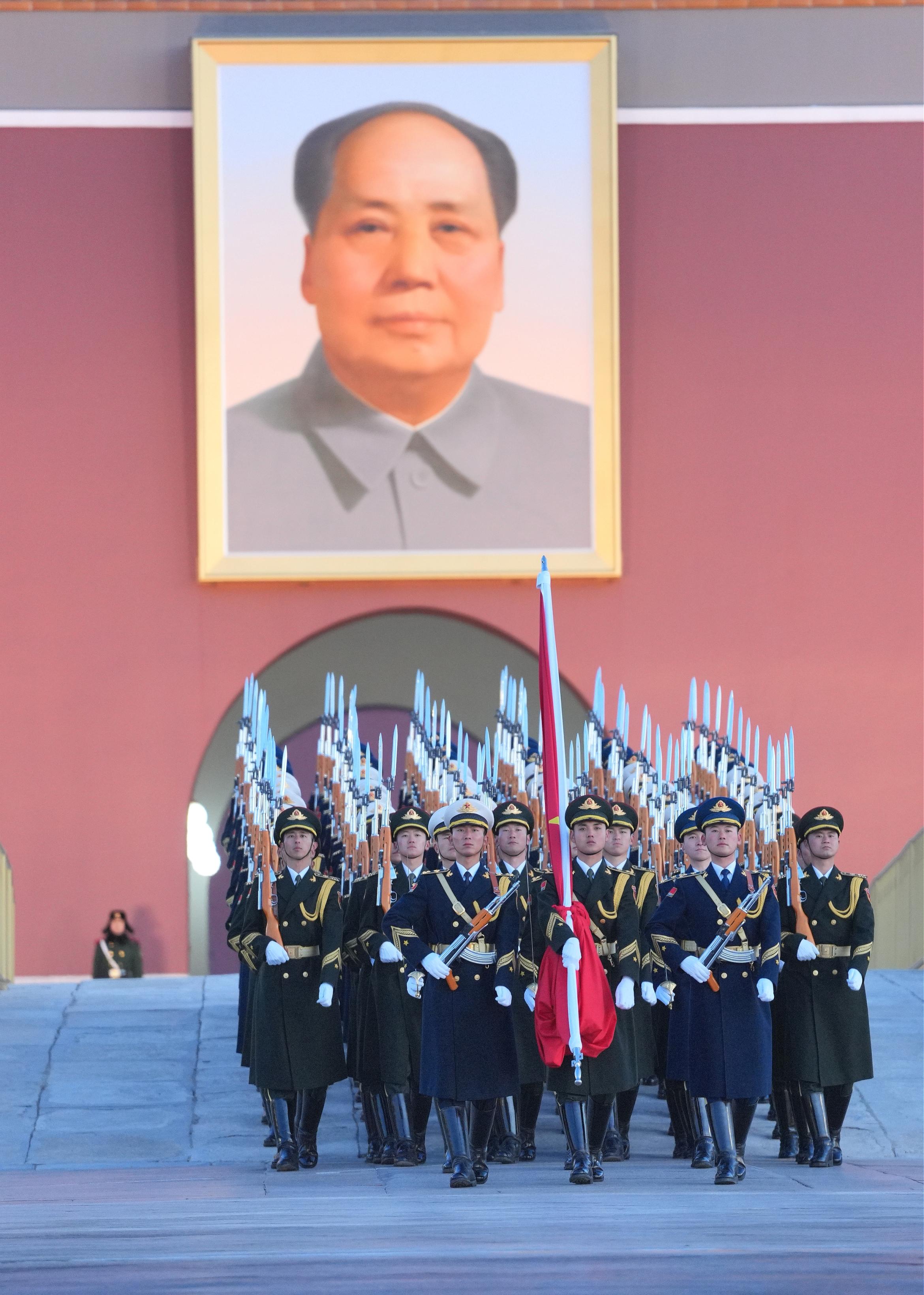 新年天安门广场升旗仪式_现场观众见证五星红旗冉冉升起_来自天南海北的人们彻夜等候看升旗