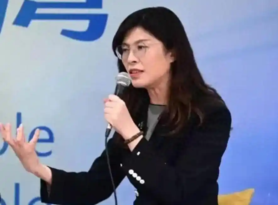 郑丽文坚持“九二共识”走和解路线，打破民进党设定“抗中”框架