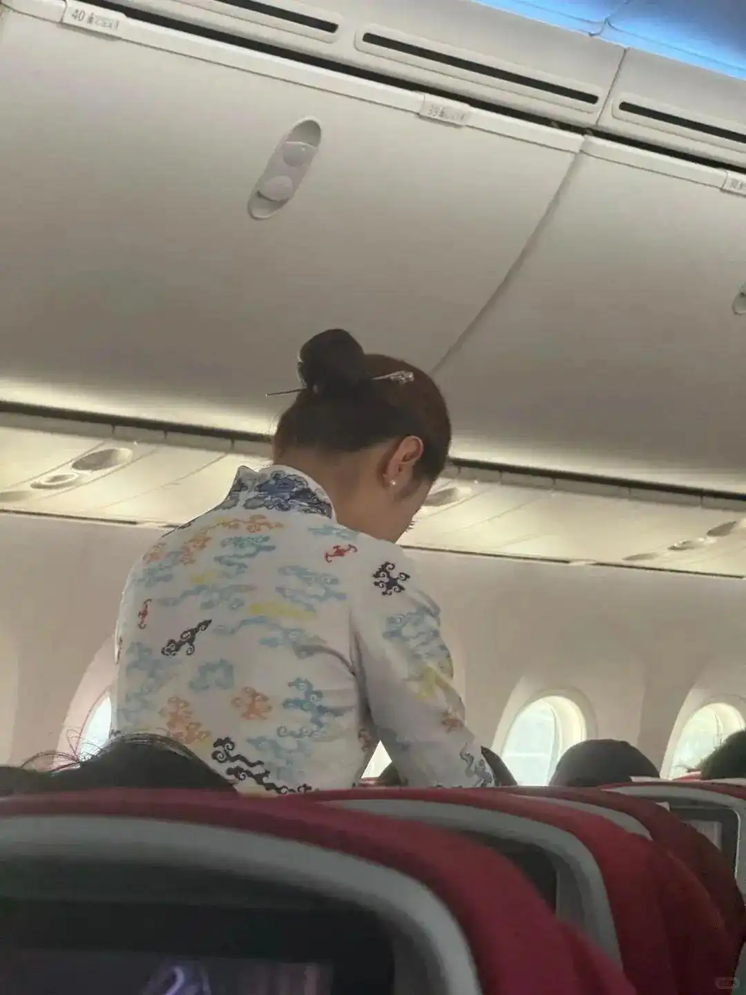 海航空姐统一戴发簪引发热议，客服回应