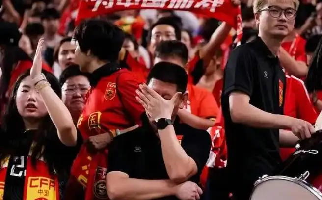 前国脚吐槽国足薪资_中国足球运动员照片_:中国足球降薪令