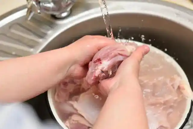 冷冻肉安全解冻技巧_解冻肉的最佳方法_别再把肉泡水里解冻了