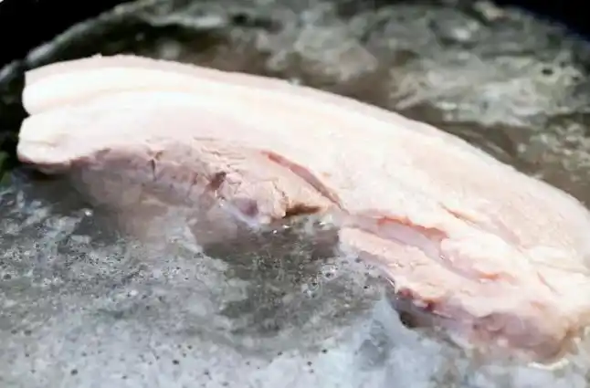 解冻肉的最佳方法_别再把肉泡水里解冻了_冷冻肉安全解冻技巧