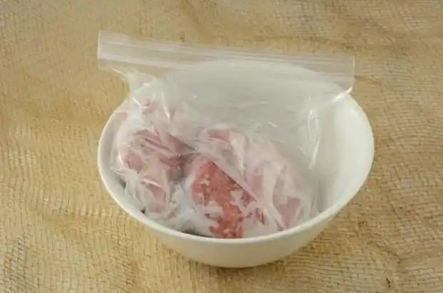 别再把肉泡水里解冻了_冷冻肉安全解冻技巧_解冻肉的最佳方法