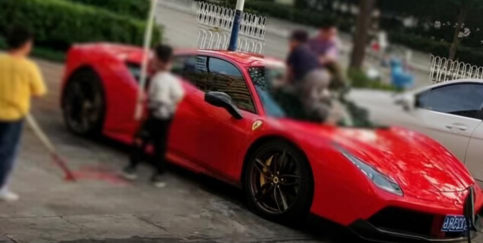 孩童玩车损坏调解结果_法拉利被4名儿童划损 家长均道歉_云南昆明法拉利划痕赔偿