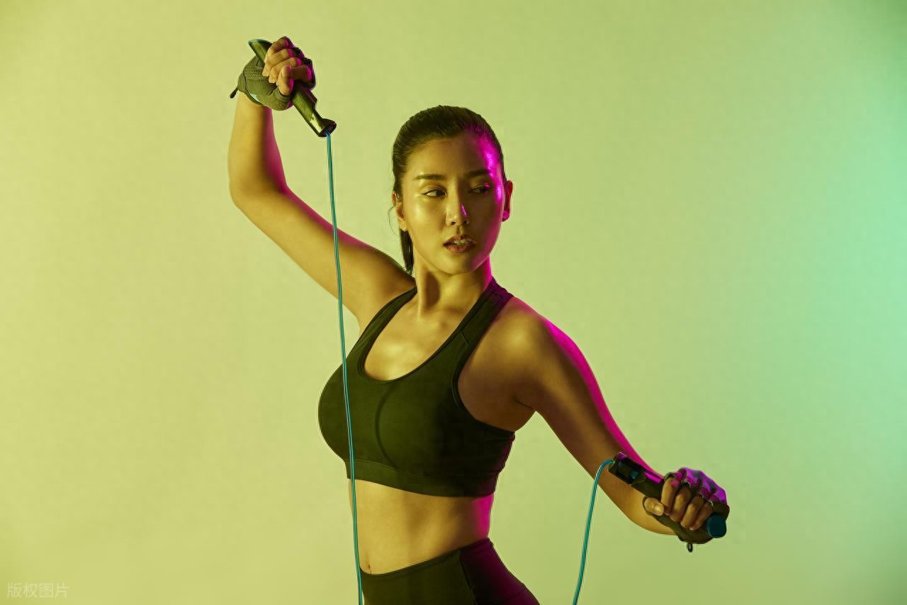 一个最佳掉秤方式：每天早起1000个跳绳，持续燃脂一整天