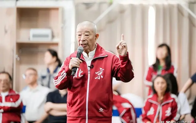 吴京李连杰为师父贺90岁大寿_李连杰吴京合影中间老人是谁_吴彬武术九段北京武术队开山鼻祖