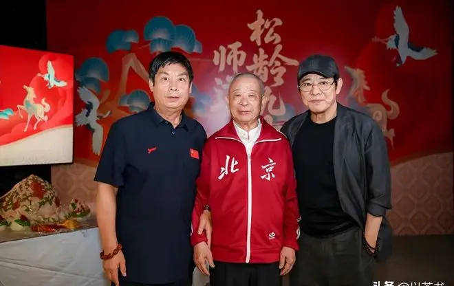 吴京李连杰为师父贺90岁大寿_吴彬武术九段北京武术队开山鼻祖_李连杰吴京合影中间老人是谁