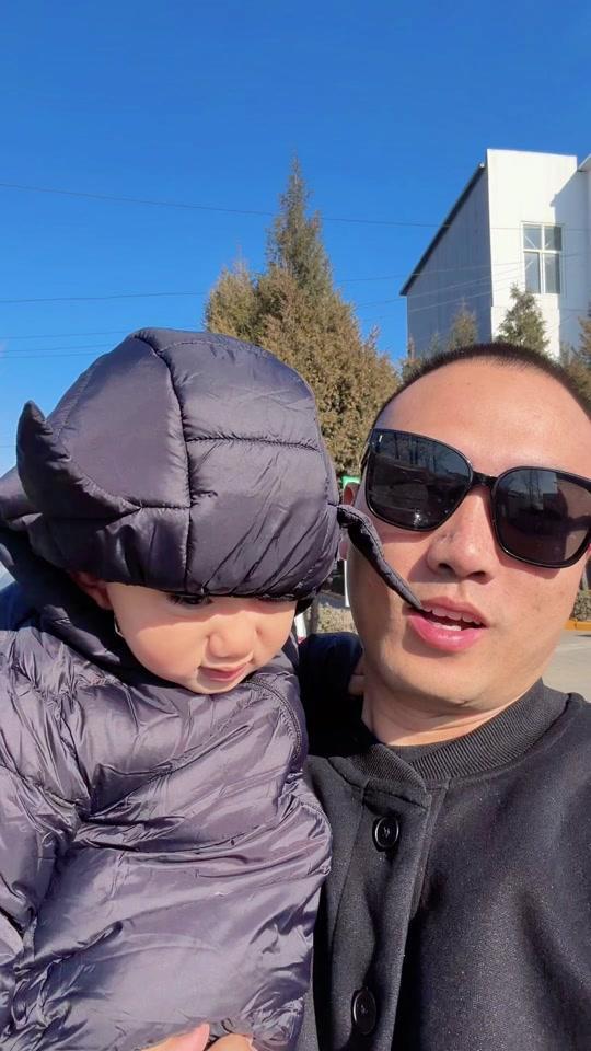 奶爸带娃和宝宝一起睡着 反向治愈的温馨时刻