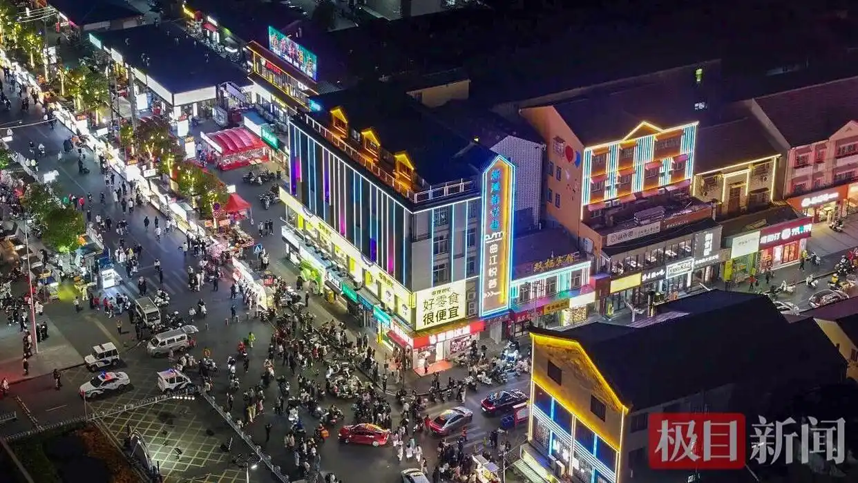 每晚炸淀粉肠1000多根致手指起茧，湖北荆州夫妻档小吃摊年进账超百万元