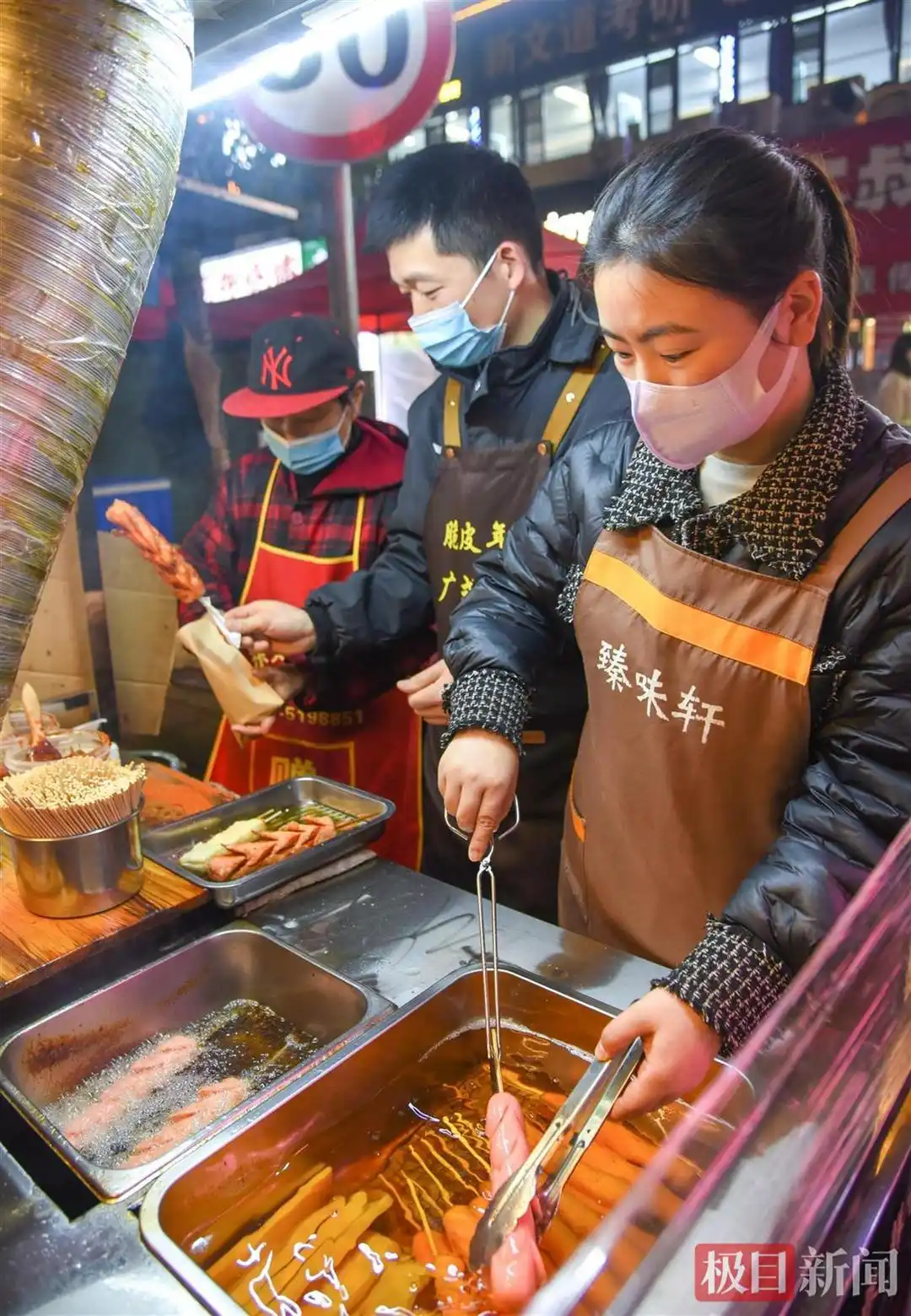 夫妻档小吃摊年进账超百万元_夫妻经营小吃摊十年奋斗史_荆州长新夜巷美食街小吃摊年入百万