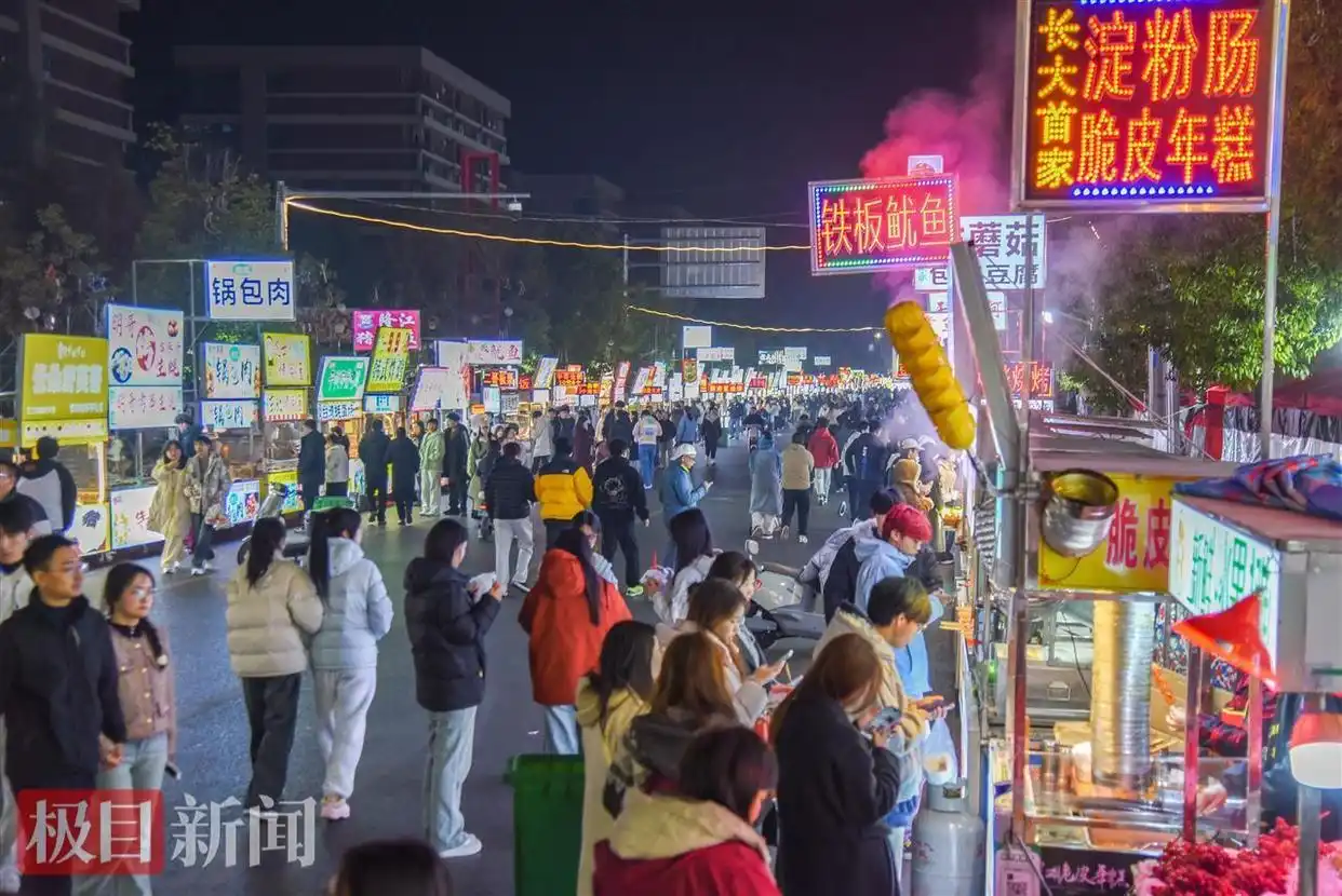 荆州长新夜巷美食街小吃摊年入百万_夫妻经营小吃摊十年奋斗史_夫妻档小吃摊年进账超百万元