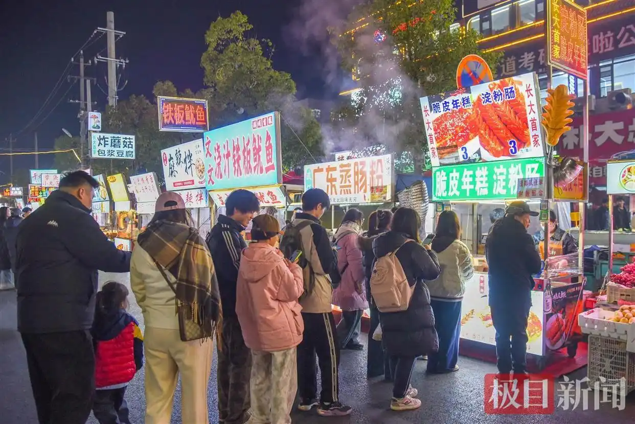 夫妻档小吃摊年进账超百万元_荆州长新夜巷美食街小吃摊年入百万_夫妻经营小吃摊十年奋斗史