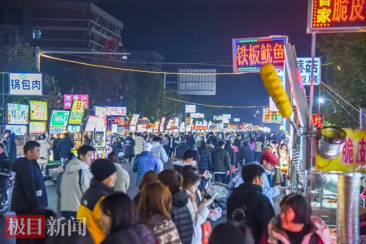 荆州长新夜巷美食街小吃摊年入百万_夫妻经营小吃摊十年奋斗史_夫妻档小吃摊年进账超百万元