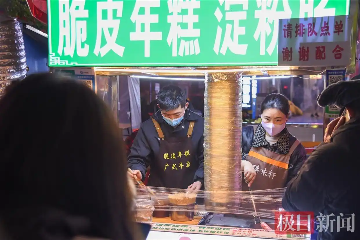 夫妻经营小吃摊十年奋斗史_荆州长新夜巷美食街小吃摊年入百万_夫妻档小吃摊年进账超百万元