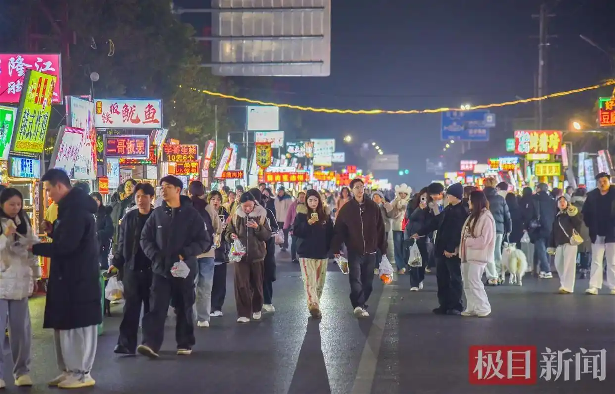 夫妻经营小吃摊十年奋斗史_荆州长新夜巷美食街小吃摊年入百万_夫妻档小吃摊年进账超百万元