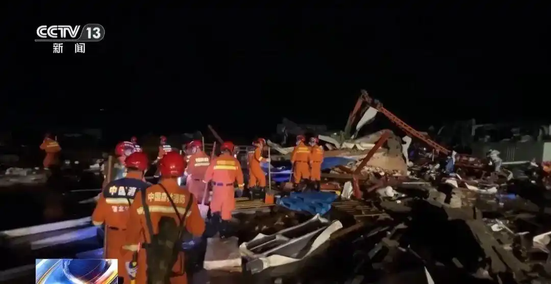鄂州市强对流天气红色预警_湖北强对流天气灾害救援_湖北龙卷风把多辆重型货车掀移30米