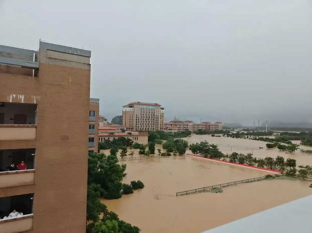 广西贵港市内涝救援_贵港市高级中学近4000师生被困水灾_广西一中学内有两三百人待救援