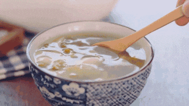高血压患者喝绿豆汤注意事项_高温天绿豆汤当水喝解暑？医生提醒_绿豆汤喝法错误危及生命