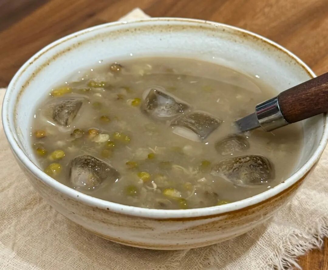 高温天绿豆汤当水喝解暑？医生提醒_高血压患者喝绿豆汤注意事项_绿豆汤喝法错误危及生命