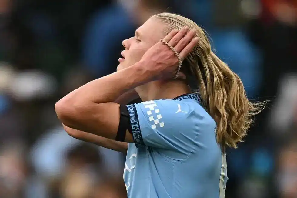 挪威美女球迷模仿哈兰德,瞬间颜值没了_哈兰德世界杯表现_哈兰德淘汰巴西