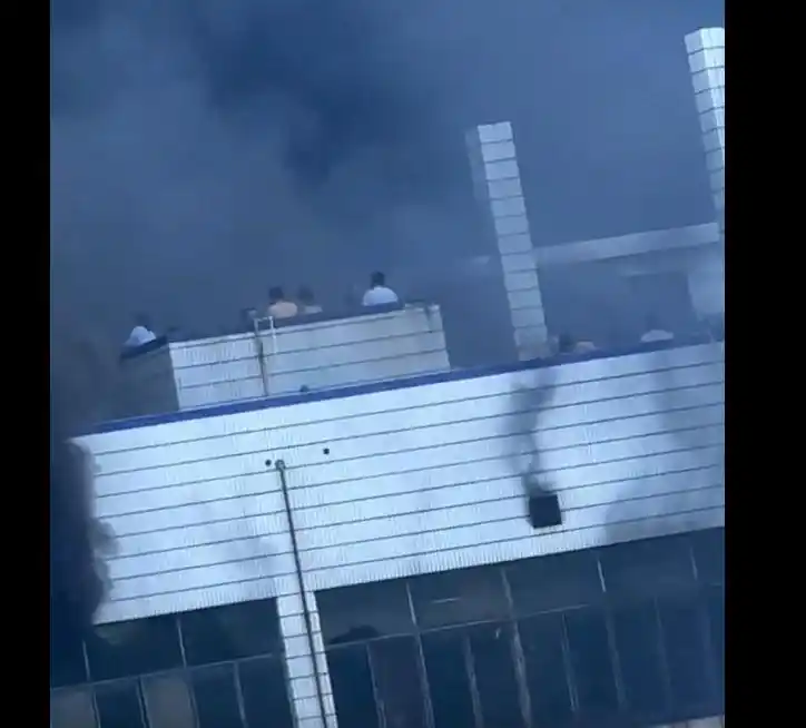 突发，福建晋江一鞋厂发生火灾，多人被困楼顶呼救！现场消防人员：初步判断起火部位在一层车间，安全通道有堆积鞋材