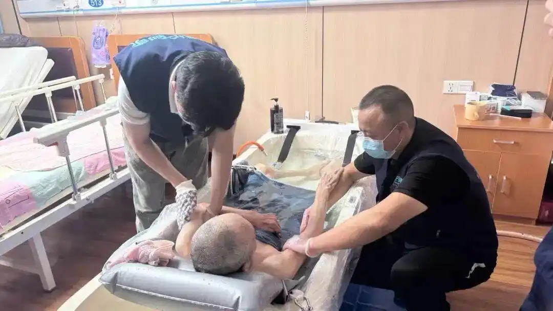 00后助浴师创业月入2万_00后男护士转行当助浴师月入过万_杭州高温上门助浴服务