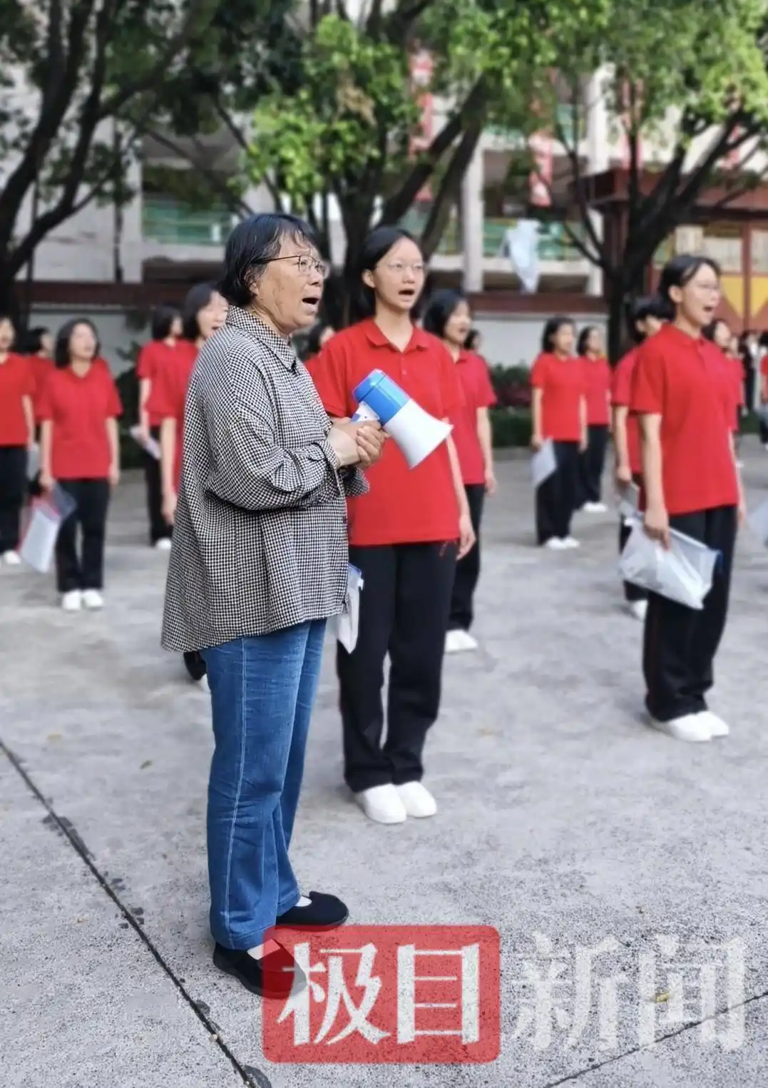 华坪女高毕业生回到家乡当教师医生_华坪女高校长张桂梅事迹_多名学生违背张桂梅忠告回到大山