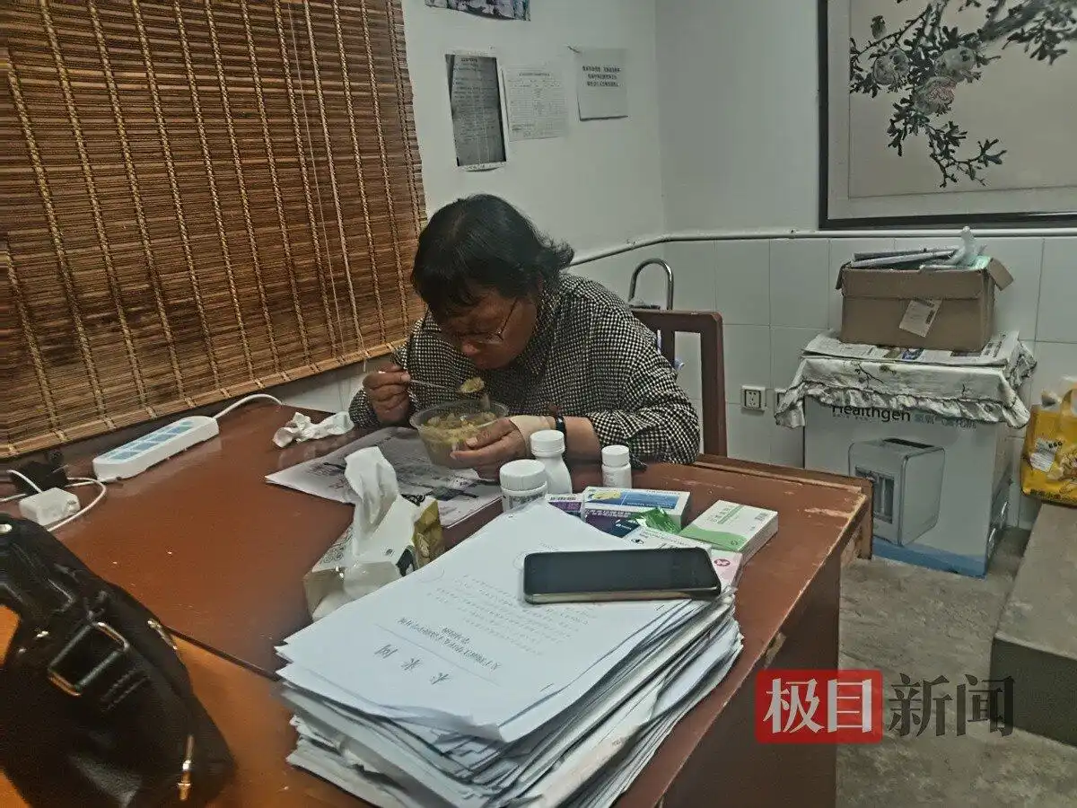 华坪女高校长张桂梅事迹_华坪女高毕业生回到家乡当教师医生_多名学生违背张桂梅忠告回到大山
