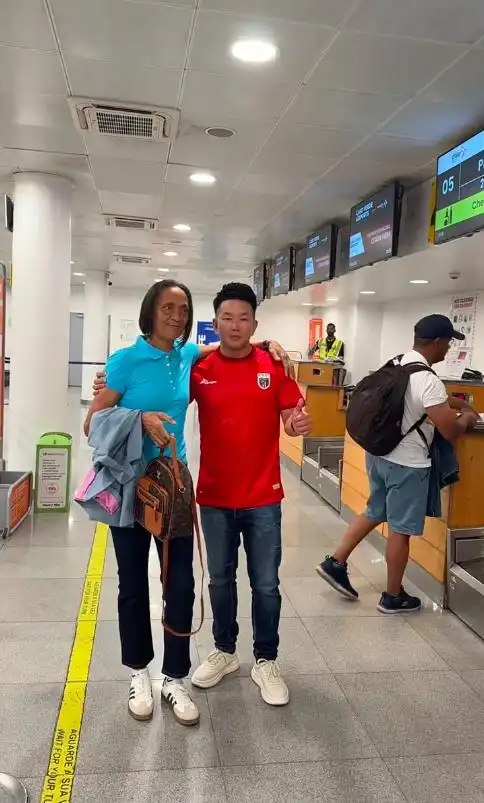 佛得角门将妈妈拖义乌行李箱赴美_沃齐尼亚母亲前往美国观赛_佛得角门将沃齐尼亚母亲美国之旅