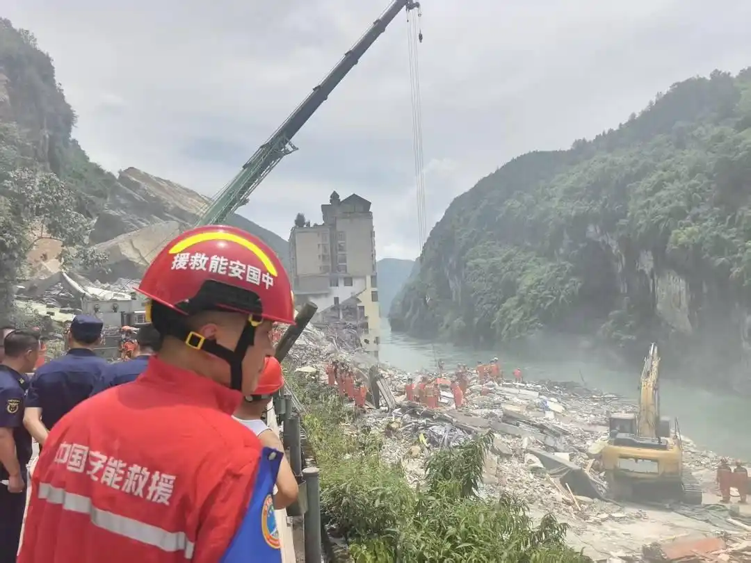 重庆彭水县山体垮塌逃生者:事发前5分钟房屋出现异常震动