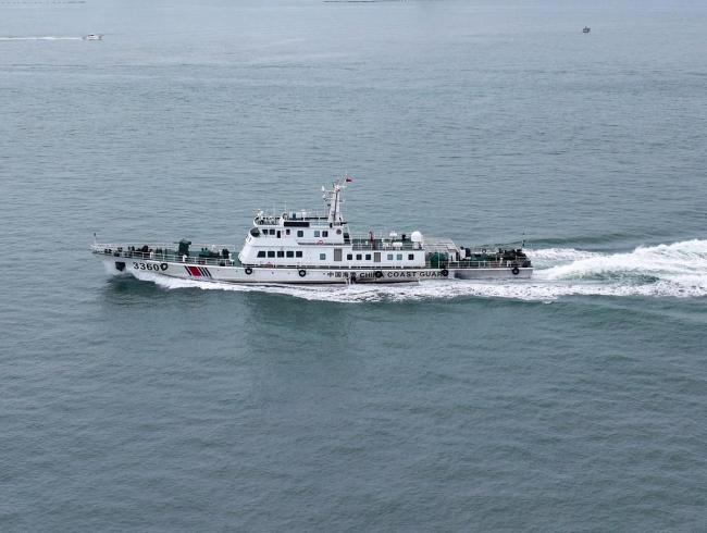中国海警管制黄岩岛管辖海域菲船只 坚决捍卫主权与秩序