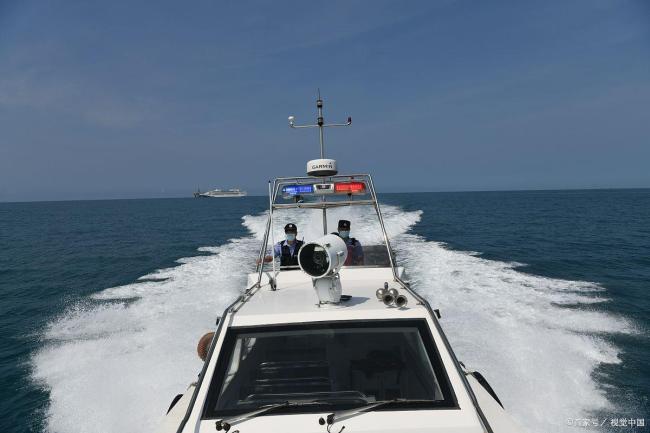 中国海警管制黄岩岛管辖海域菲船只 坚决捍卫主权与秩序