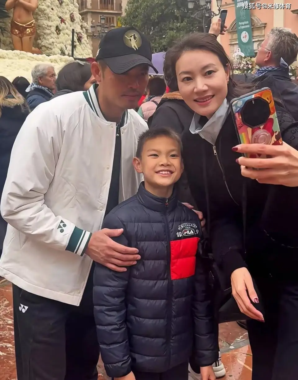 林丹谢杏芳西班牙带娃，一起买菜做饭好幸福，网友：邹市明羡慕哭了