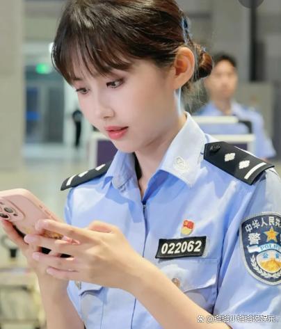 女警比邱淑贞女儿还像邱淑贞 港风氛围感拉满