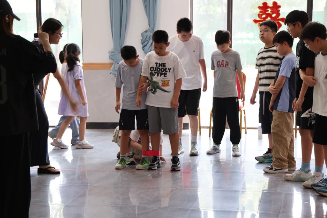三角社区假日学校趣味运动会_青少年暑期活动_趣味运动会报道稿