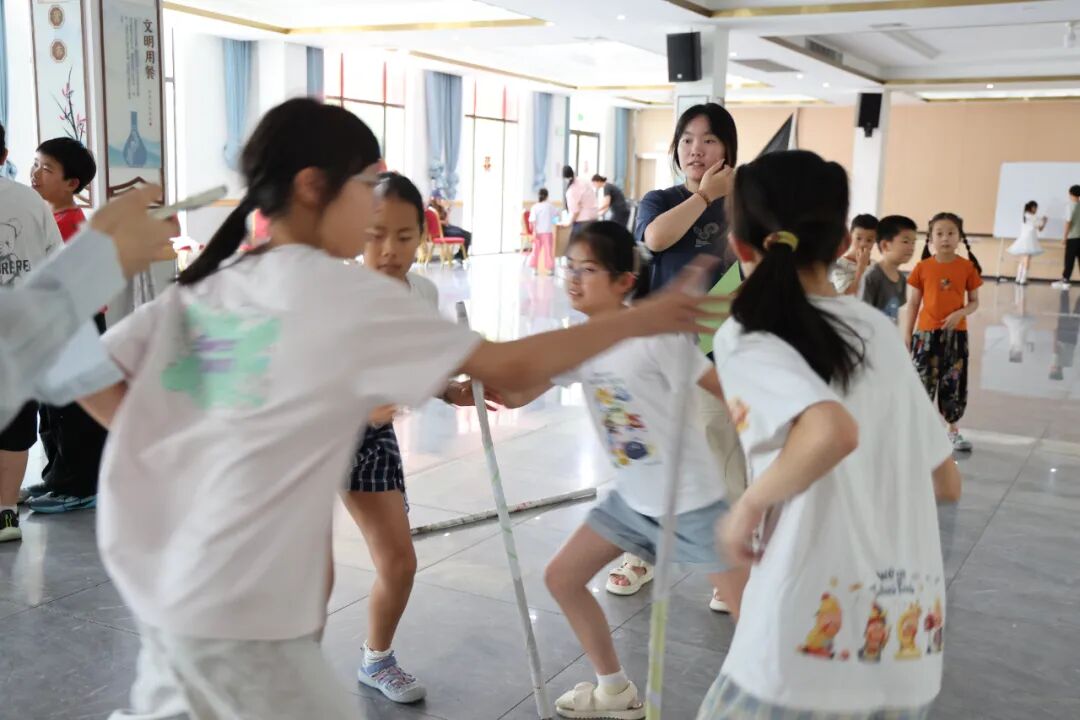 三角社区假日学校趣味运动会_趣味运动会报道稿_青少年暑期活动