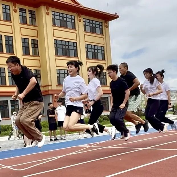 东宁镇趣味运动会_团结奋进健康东宁_趣味运动会报道稿
