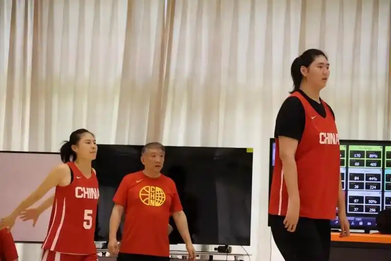 中国女篮韩旭李月汝_中国女篮澳大利亚热身赛_中国女篮明日启程澳大利亚进行热身赛 邓雨婷有望七月到队
